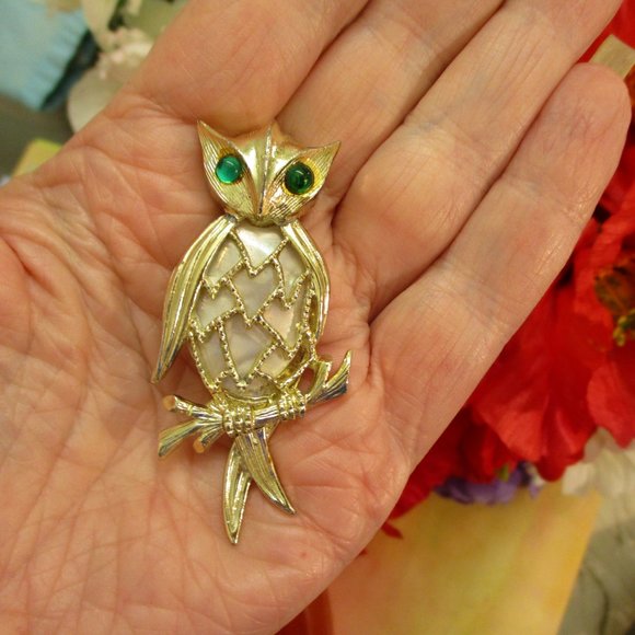 VINTAGE Silver Green MOP Owl Brooch ~ Mother of Pearl Glass Cabachon Silver Owl - Picture 2 of 12